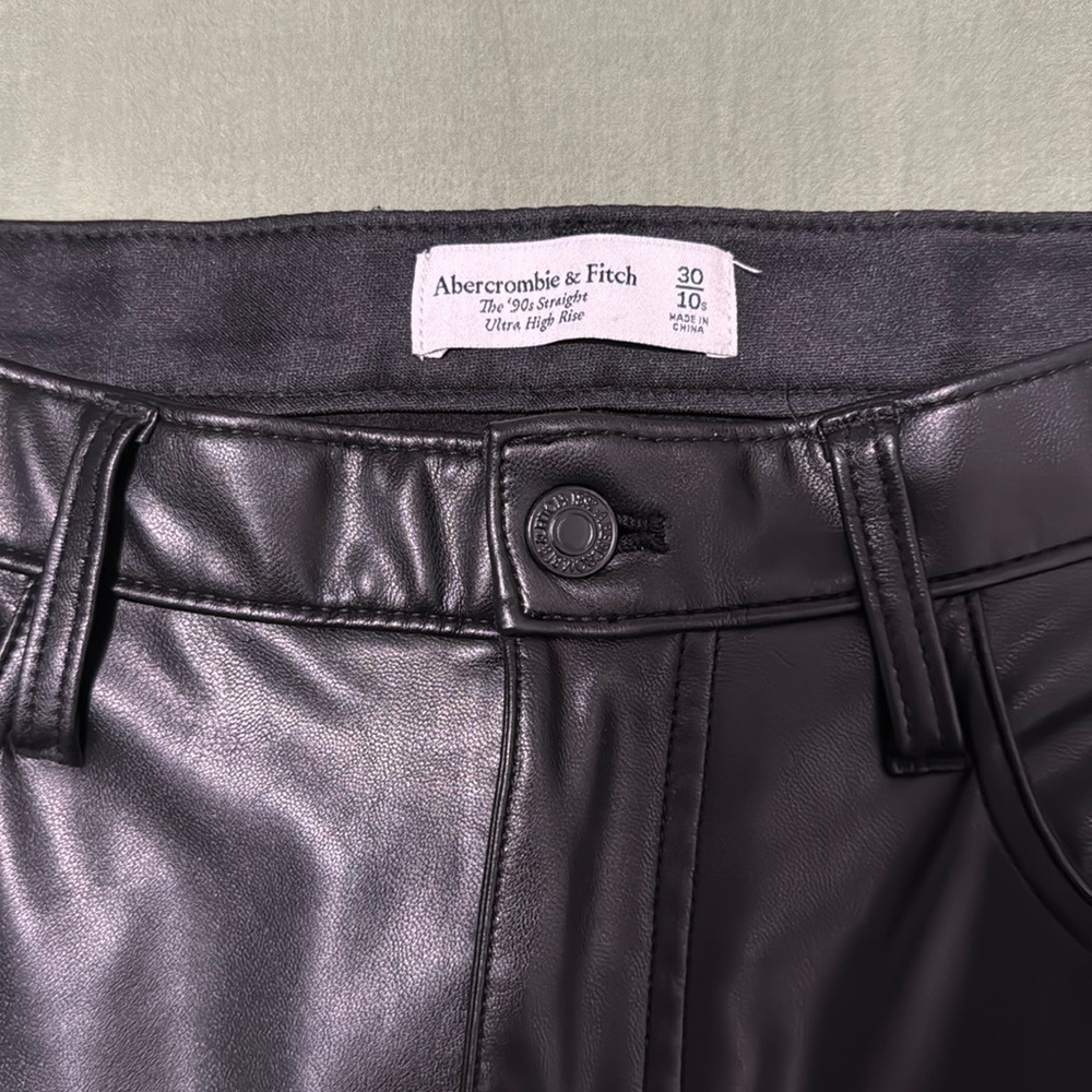 Abercrombie & Fitch Ultra High Rise 90s Straight Vegan Leather Size 30/10S